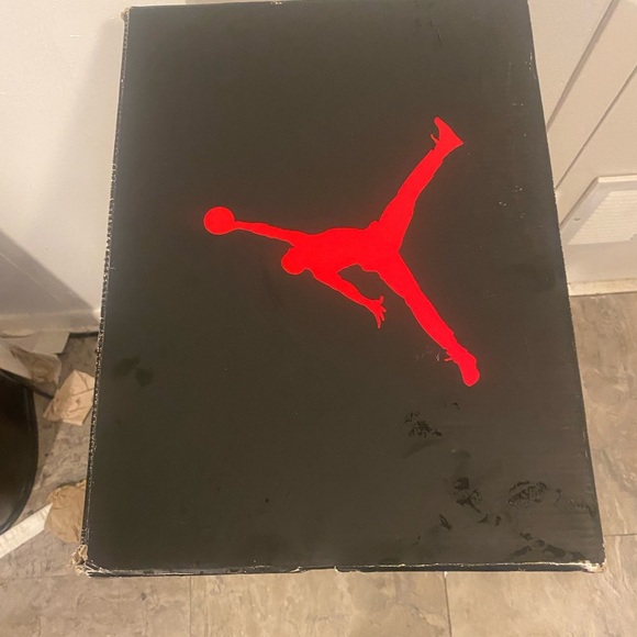 Jordan Athletic Shoes in Olive and Burgundy Retro 6 Bourdeaux - Picture 5 of 10